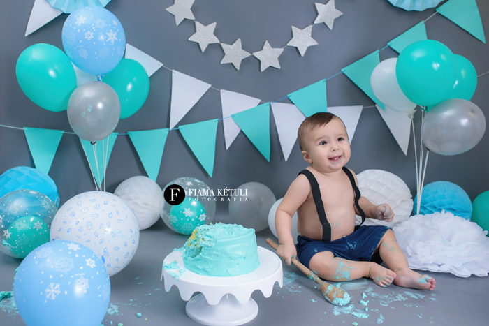 Fotos de bebê com bolo em estúdio, aniversário de 1 aninho