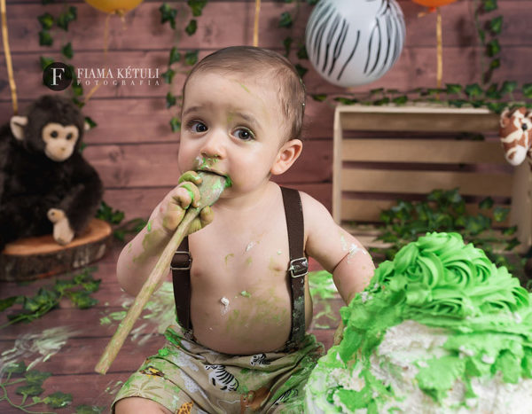 Ensaio e bebê comendo bolo