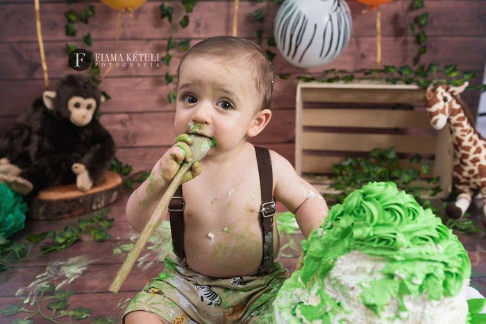 Ensaio e bebê comendo bolo