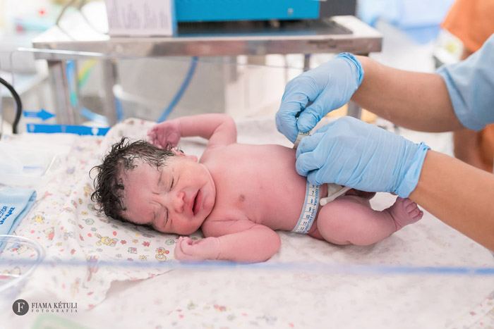Primeiras medidas do bebê - fotógrafa de parto