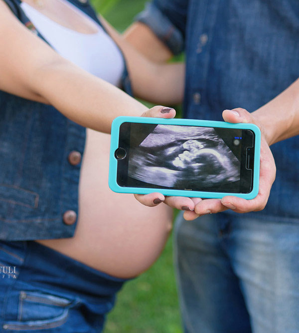 Foto de gestante com ultrassom do bebê