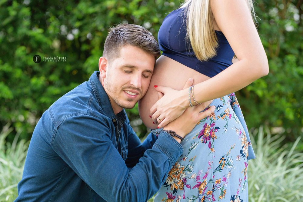 Foto de grávida com pai beijando a barriga
