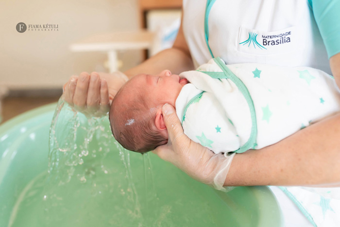 Fotógrafo regista o primeiro banho do bebê