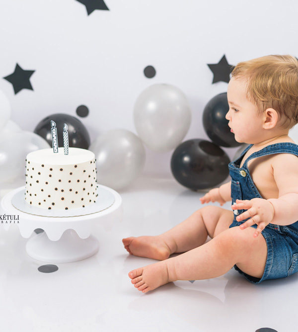 Ensaio de bebê com bolo em Brasilia - Smash the cake para menino com fundo branco e estrelas